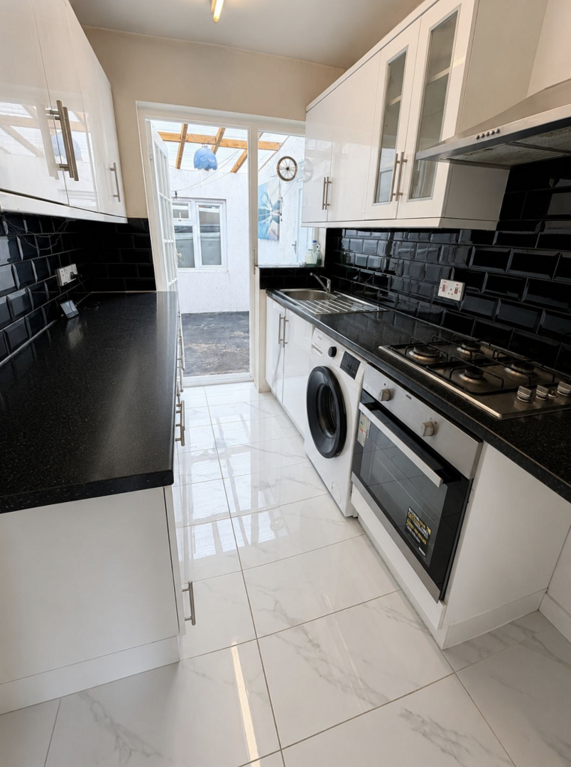 4 bed property in Willow Gardens, Hounslow